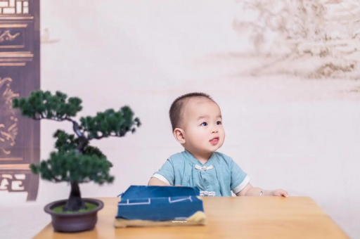 西安怀孕肚子中间凹两边凸